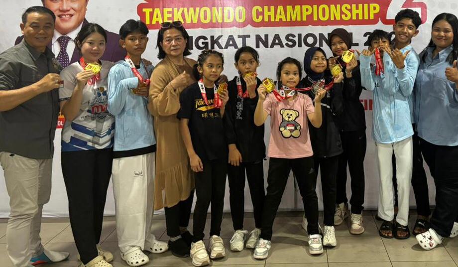 DIPA/RADAR TARAKAN JUARA: Para atlet dan pelatih setelah mendapatkan medali emas pada kejuaraan nasional di jakarta