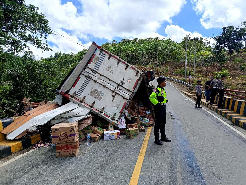 TERBALIK : Truk box terbalik di jalan poros Bulungan-Berau