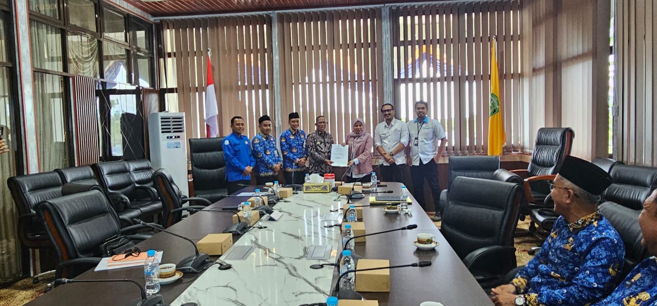 PENYERAHAN LHP : Kepala Ombudsman Kaltara menyerahkan LHP ke Bupati Bulungan