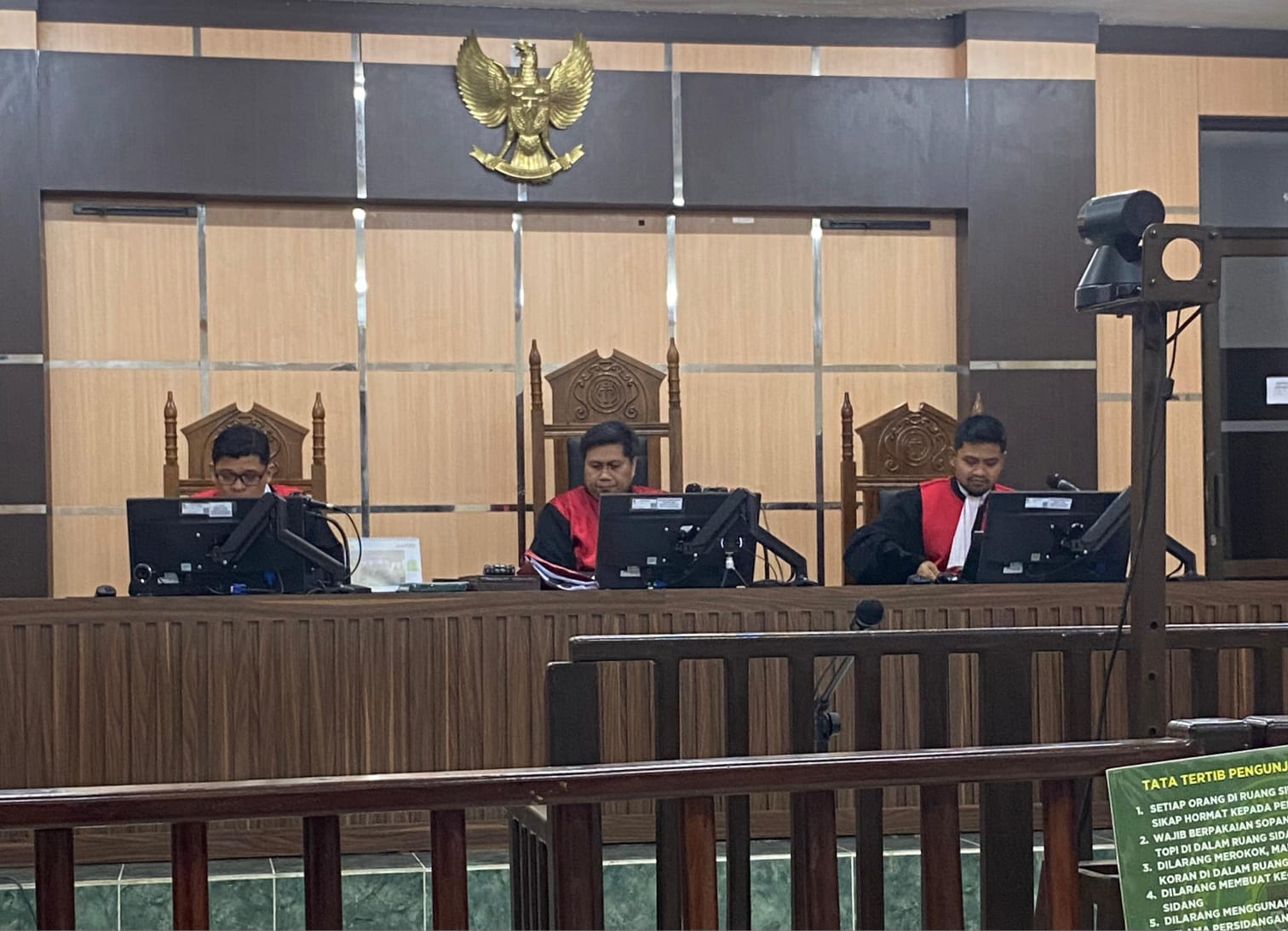 SIDANG : Ketua Majelis Hakim saat memimpin sidang putusan sela