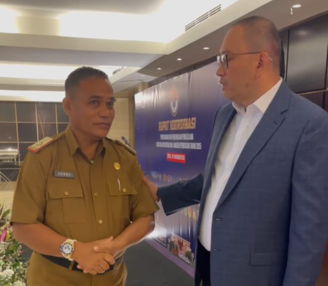 KOORDINASI: Kepala BPPD Nunukan, Robby Nahak Serang saat berdiskusi dengan Sekretaris Jenderal Kemensos RI Dr.Robben Rico, Amd.,ST.,M.Si