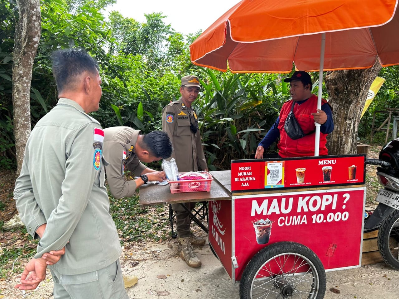 DIBINA: Setidaknya ada empat pedagang yang diberikan pembinaan dalam razia penertiban PKL menggunakan trotoar. FOTO:&nbsp;DOK SATPOL PP NUNUKAN