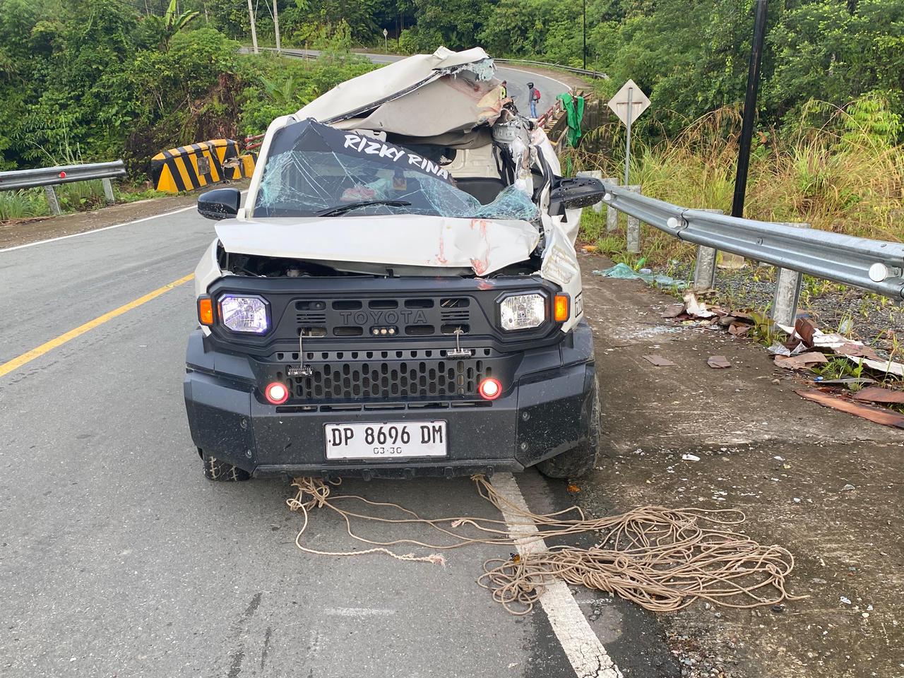 RINGSEK : Mobil Hilux mengalami rinsek setelah menabrak pembatas beton