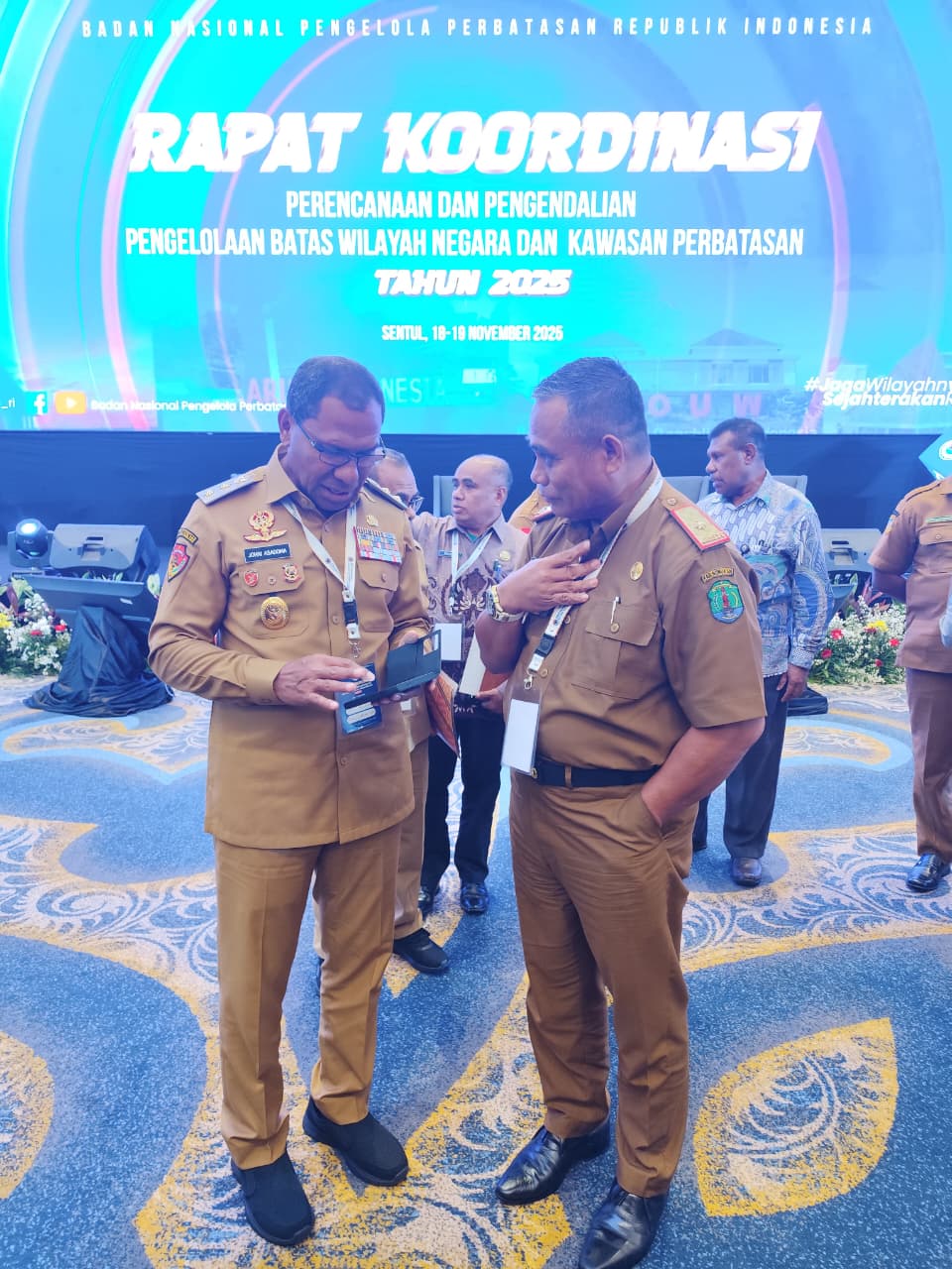 KERJASAMA: Kepala BPPD Nunukan, Robby Nahak Serang bersama Wakil Gubernur NTT, Irjen Pol (Purn) Joni Asadoma saat Rakor Perencanaan dan Pengendalian Pengelolaan Batas Wilayah Negara