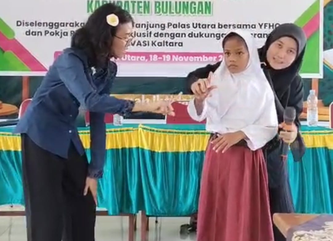 BAHASA ISYARAT : Seorang murid di Bulungan dilatih berbahasa isyarat