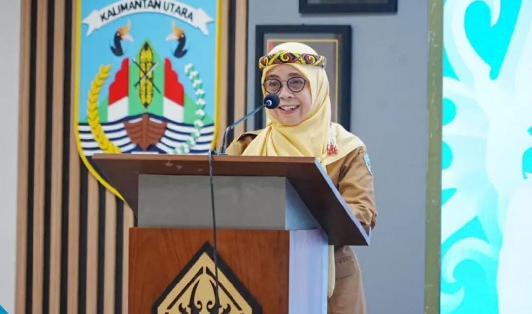 BERIKAN ARAHAN : Staf Ahli Bidang Ekonomi, Pembangunan, dan Hubungan Antar Lembaga Sekprov Kaltara saat memberikan arahan
