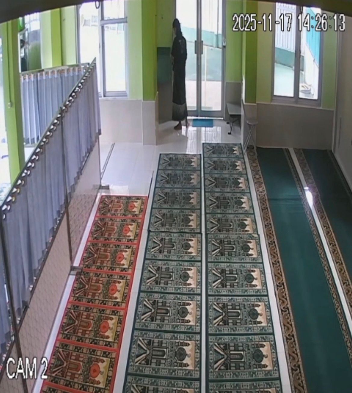 ISTIMEWA PENCURIAN: Pelaku pencurian kotak amal yang Beraksi di Masjid Miftahul Jannah
