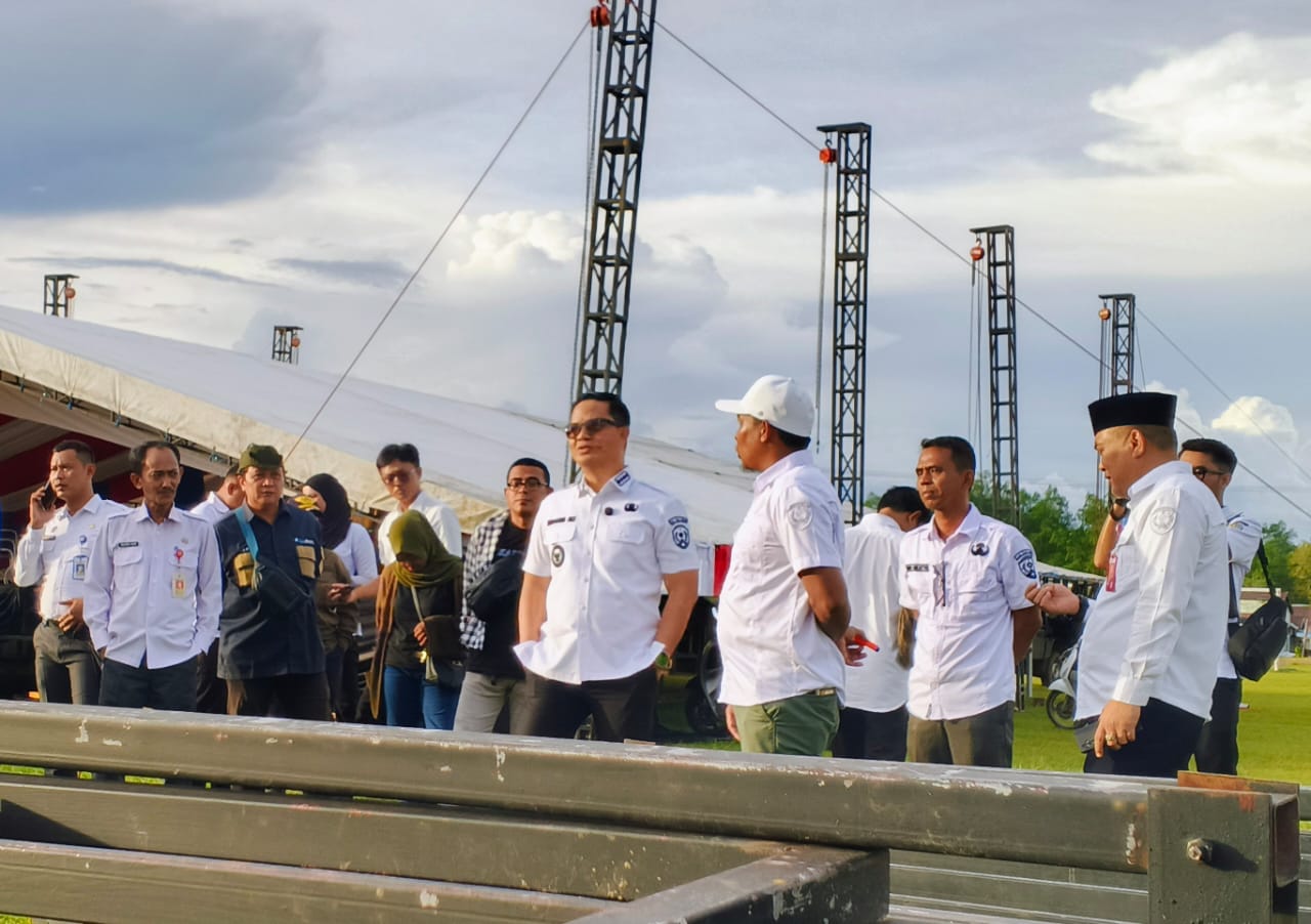 &lrm;PERSIAPAN: Bupati Ibrahim Ali meninjau venue pelaksanaan Festival Tari Kreasi Daerah 2025 di RTH.H. Joesoef Abdullah Tideng Pale, Rabu 19/11/2025, FOTO: SOPIAN/RADAR TARAKAN &lrm;