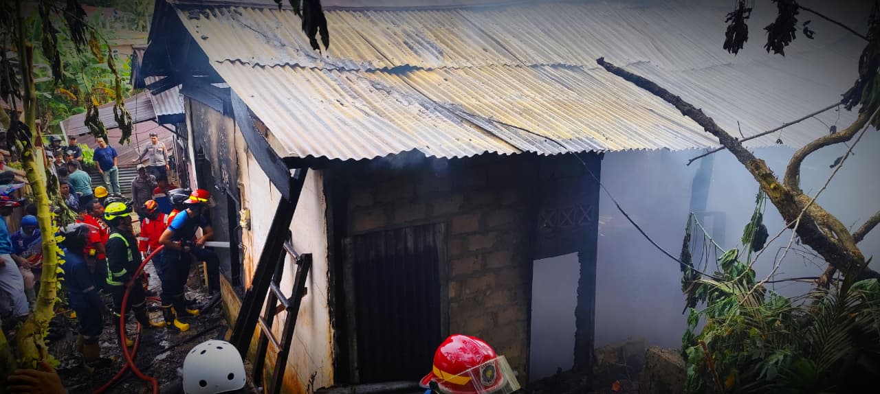 NATANAEL/RADAR TARAKAN.  TERBAKAR: Rumah warga yang ludes terbakar