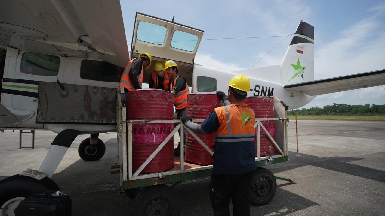 DEMI SATU HARGA: Aktivitas muat BBM di Bandara Juwata Tarakan yang akan dikirim ke Krayan, pada Oktober 2024.