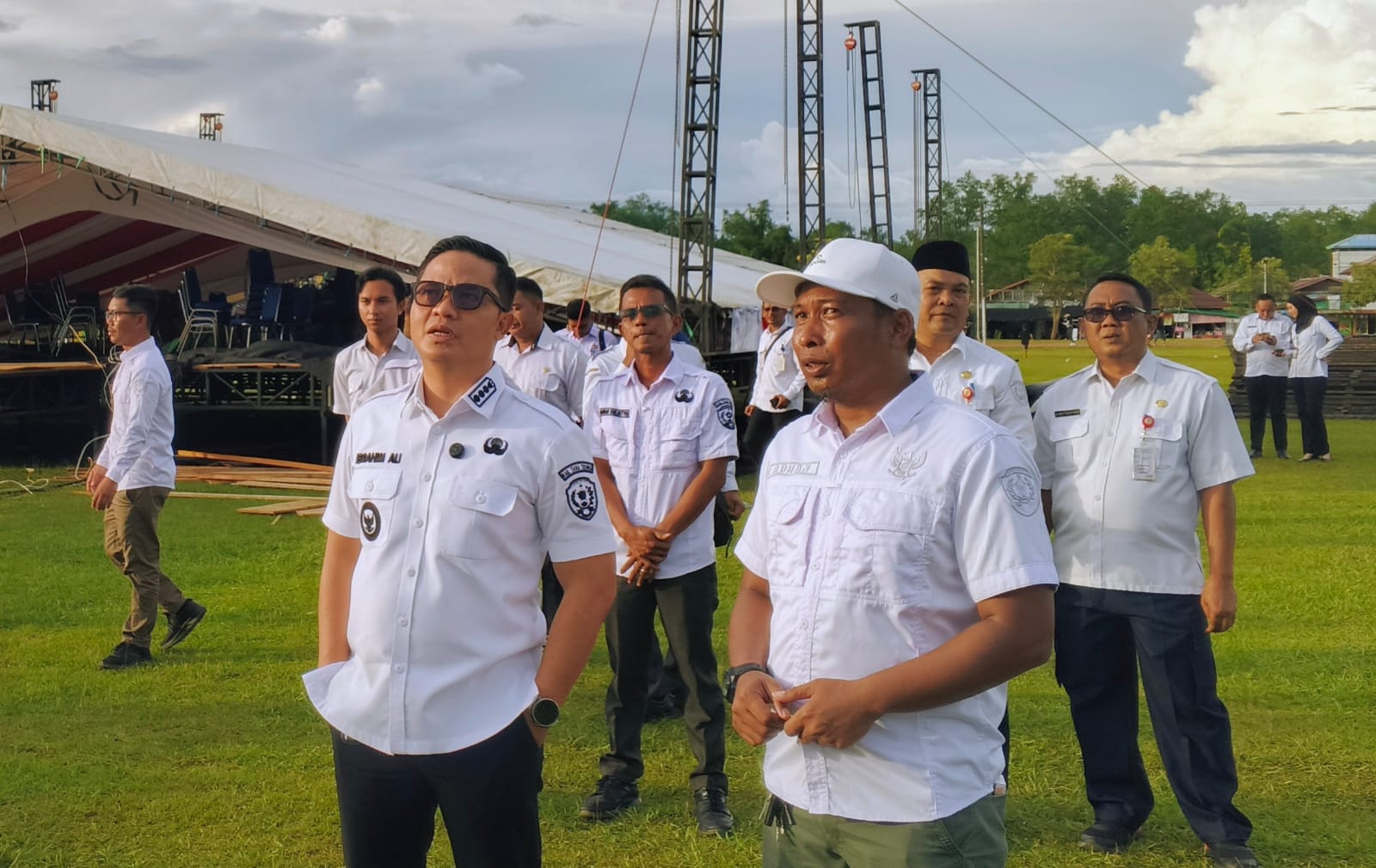 &lrm; &lrm; SIAP DIGELAR: Bupati Ibrahim Ali meninjau stan UMKM di arena Festival Tari Kreasi Daerah 2025 FOTO: SOPIAN/RADAR TARAKAN &lrm;