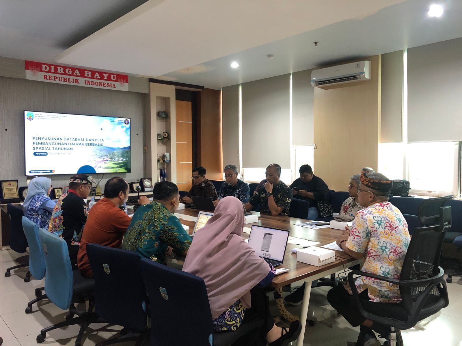 PROFIL PEMBANGUNAN: Tim Bappeda Litbang Kaltara melaksanakan rapat penyusunan buku profil pembangunan FOTO:Taslee/Radar Tarakan
