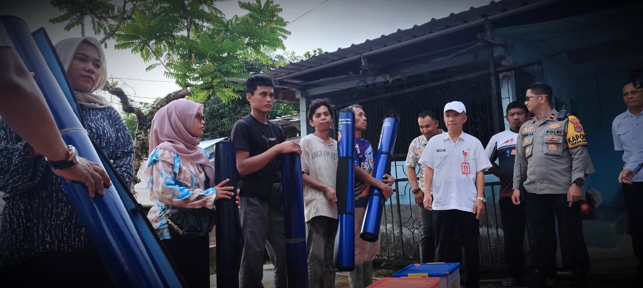 BANTUAN: Penyerahan bantuan Tanggap darurat korban kebakaran FOTO:NATANAEL/RADAR TARAKAN