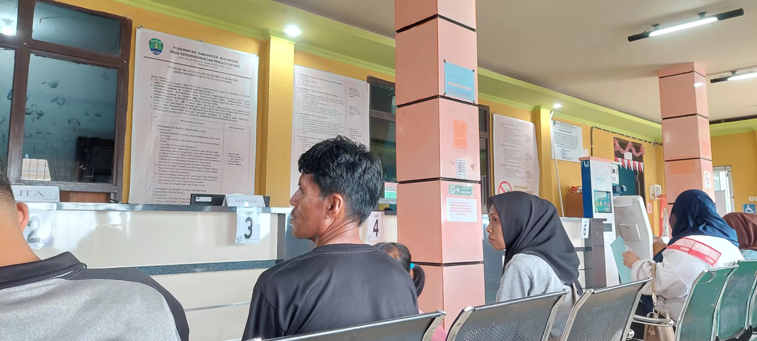 LAYANAN KEPENDUDUKAN : Warga saat mengantre layanan kependudukan di Kantor Disdukcapil Bulungan
