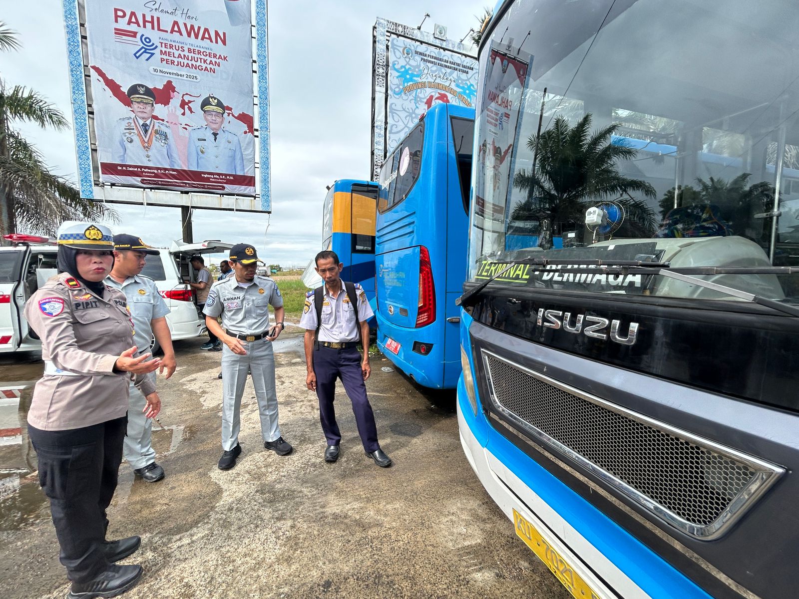 ELIAZAR/RADAR TARAKAN  RAMP CHECK : Tim gabungan melakukan ramp check terhadap bus yang ada di Pelabuhan Tengkayu I Tarakan