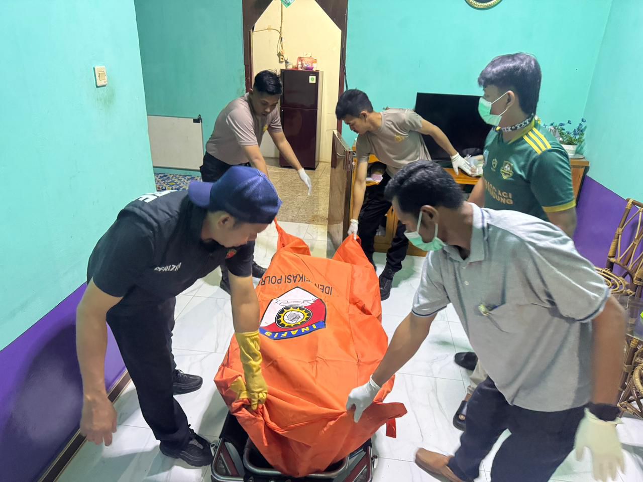 POLSEK TARAKAN UTARA  EVAKUASI : Pihak kepolisian mengevakuasi Jenazah korban ditemukan dalam kondisi membusuk setelah beberapa hari tidak terlihat