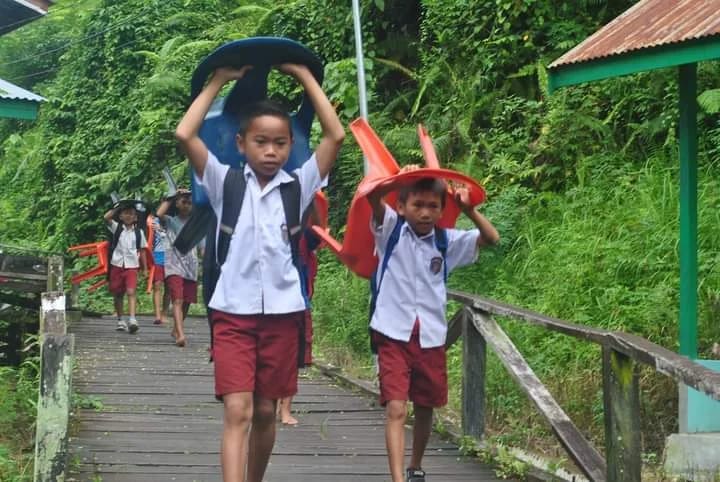 DOK RADAR TARAKAN  PENDIDIKAN DI PEDALAMAN: Sekolah di Desa Pembeliangan masih menghadapi ancaman serius ketika para pelajar ingin menimpa pendidikan