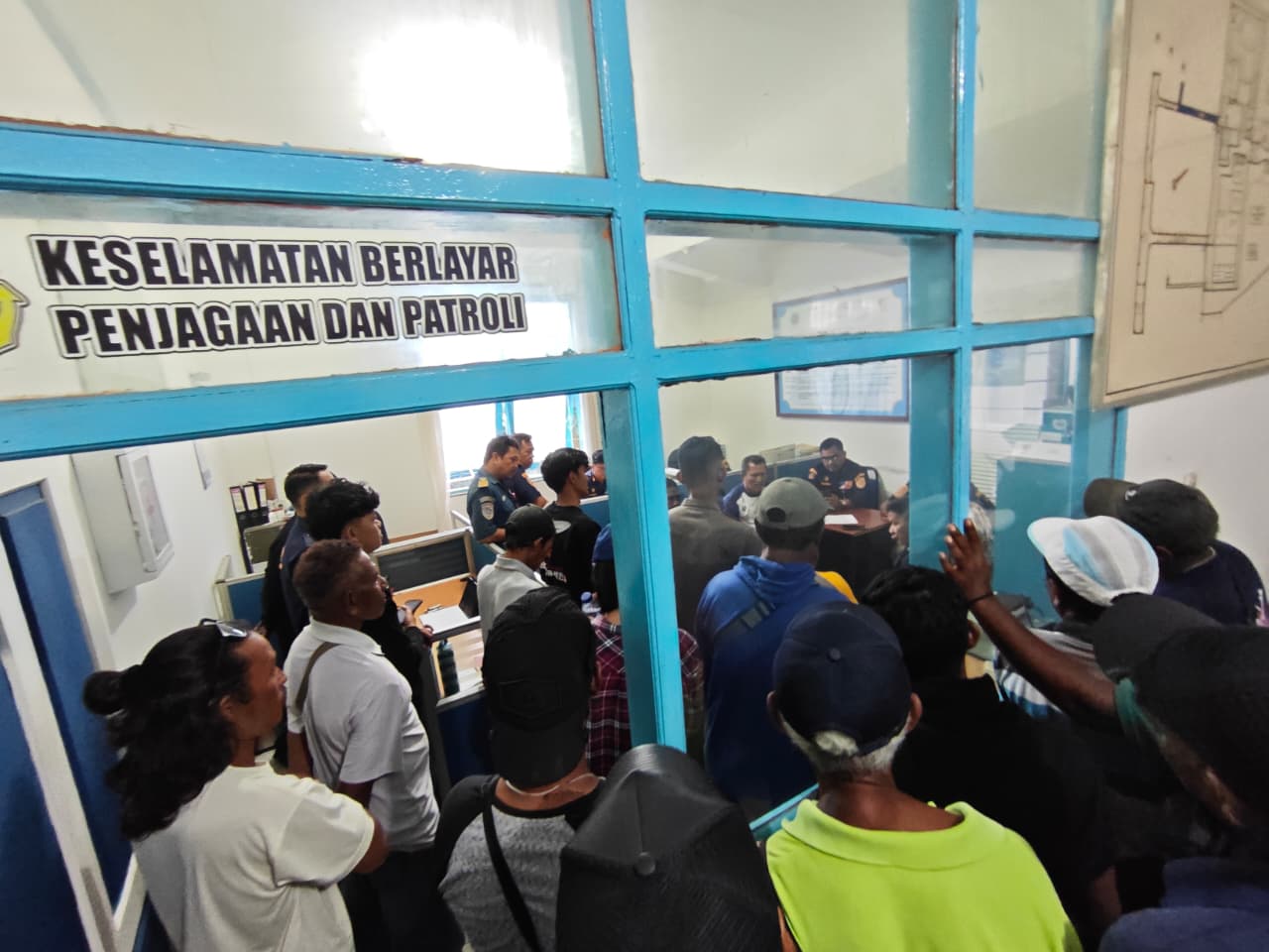 RIKO ADITYA/RADAR TARAKAN  DESAK GANTI RUGI: Keluarga korban kecelakaan antara speedboat berbondong-bondong mendatangi KSOP perihal ganti rugi yang dijanjikan pihak speedboat SB Borneo  &nbsp;