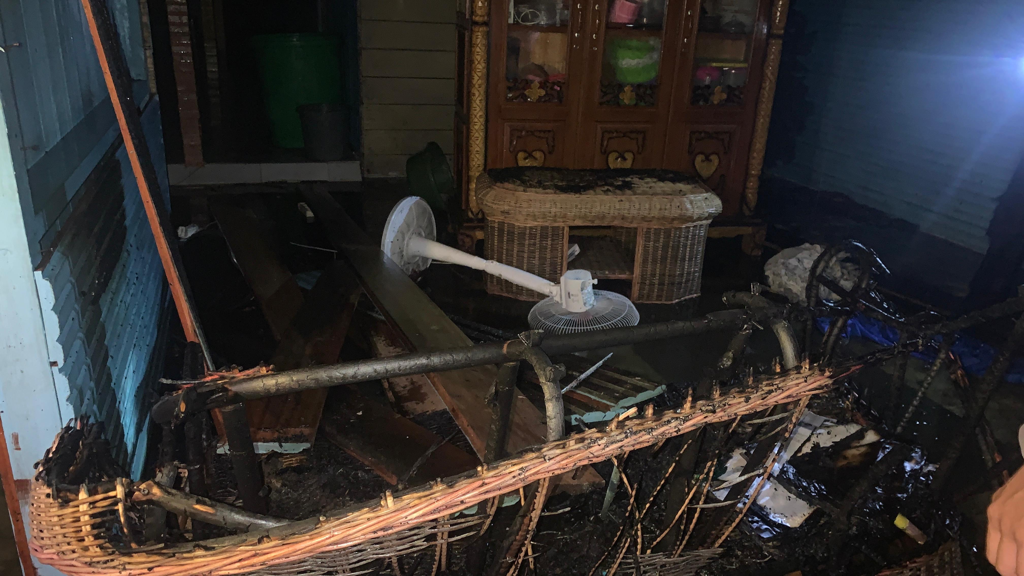 DIPA/RADAR TARAKAN KORSLETING: Ruang tamu rumah warga yang mengalami kebakaran di Rt 07 Desa Respen Tubu, Malinau Utara