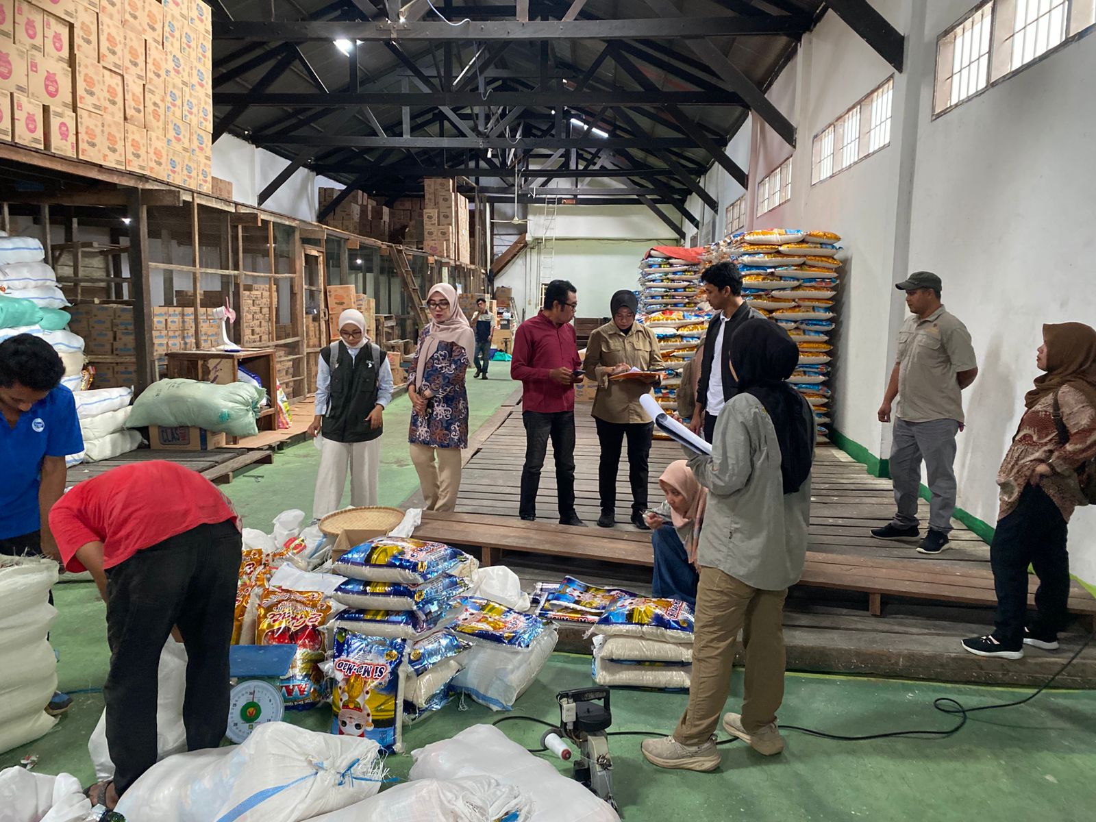 PENGECEKAN: Tim gabungan melakukan pemantauan harga dan stok beras di sejumlah pasar di Nunukan