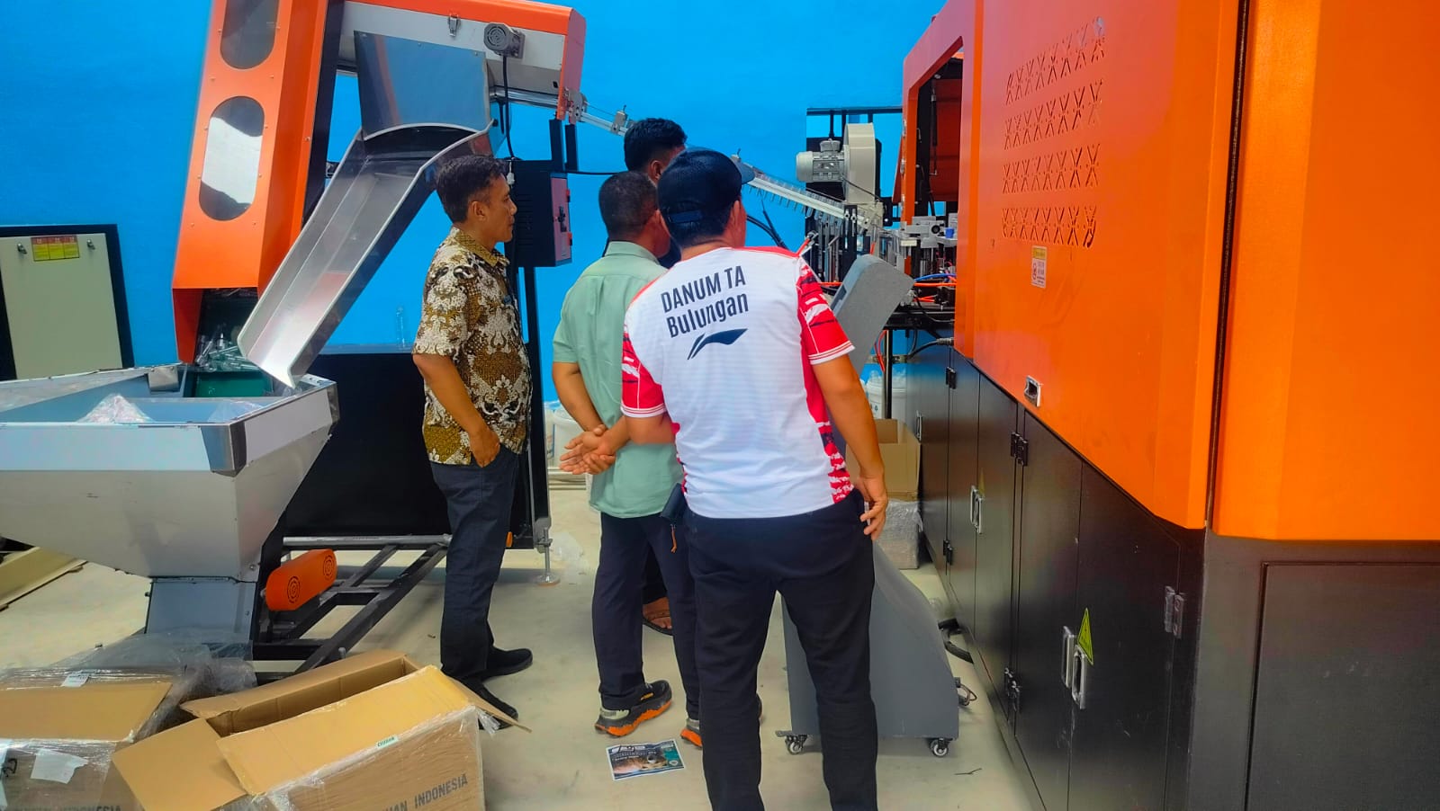 PRODUK LOKAL : Bupati Bulungan didamping Sekda Bulungan dan Direktur Perumda Air Minum Danum Benuanta saat meninjau produksi AMDK