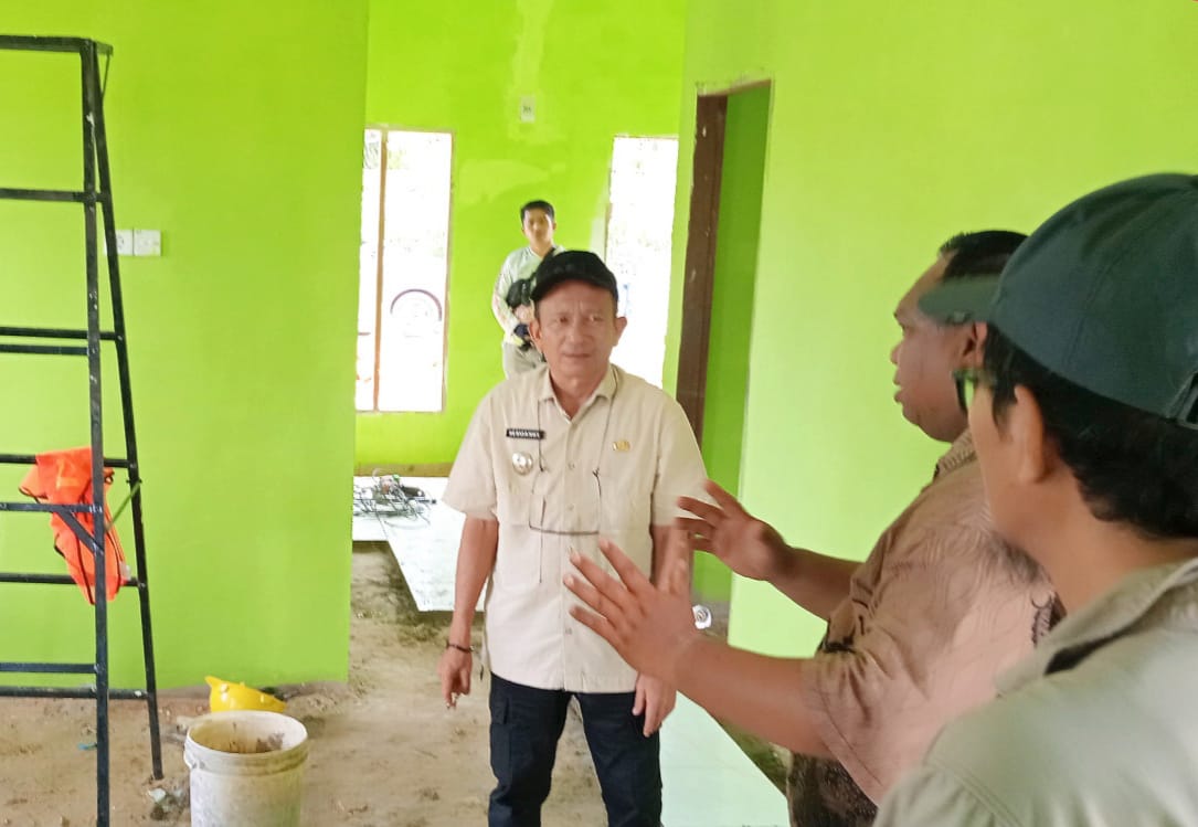 MONITORING: Wakil Bupati Nunukan, Hermanus saat mengecek pembangunan sejumlah proyek di wilayah Sebatik
