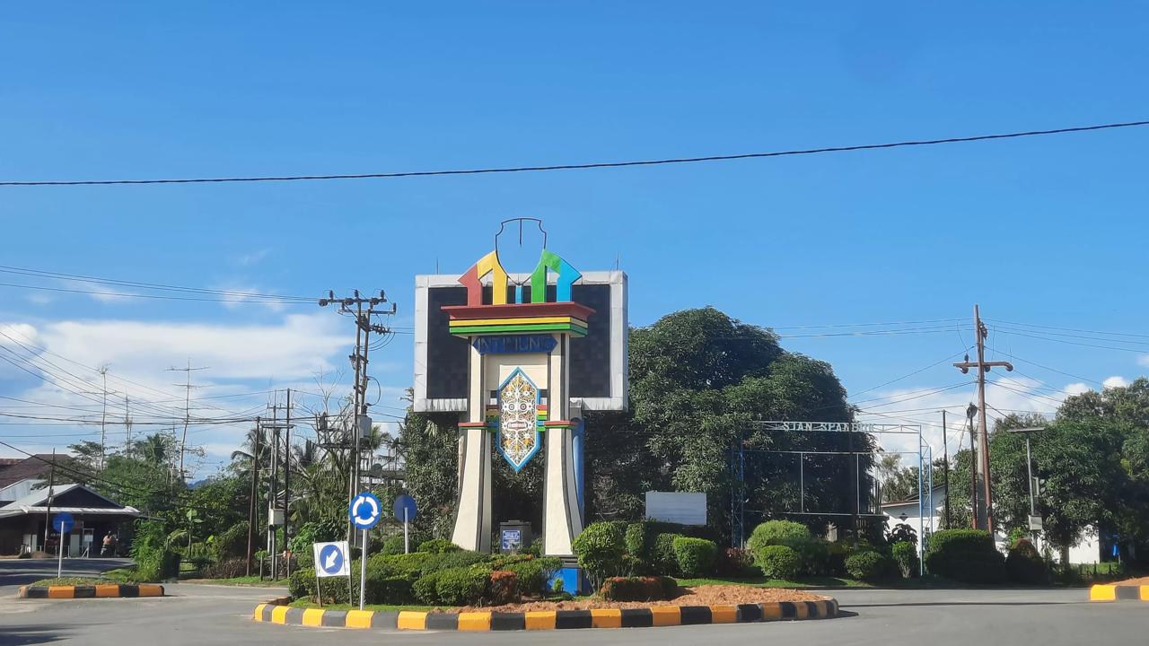 PAJAK: Tugu Intimung di Jalan Raja Pandita salah satu Ikon Kabuapten Malinau FOTO:DIPA/RADAR TARAKAN