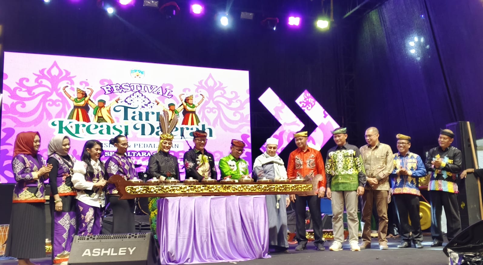 DIMULAI: Bupati Tana Tidung Ibrahim Ali Vamelia Ibrahim, Wabup Sabri memukul kulitang secara bersama sama tanda dimulainya Festival Tari Kreasi Daerah Pesisir dan Pedalaman 2025,Jumat malam 21/11/2025