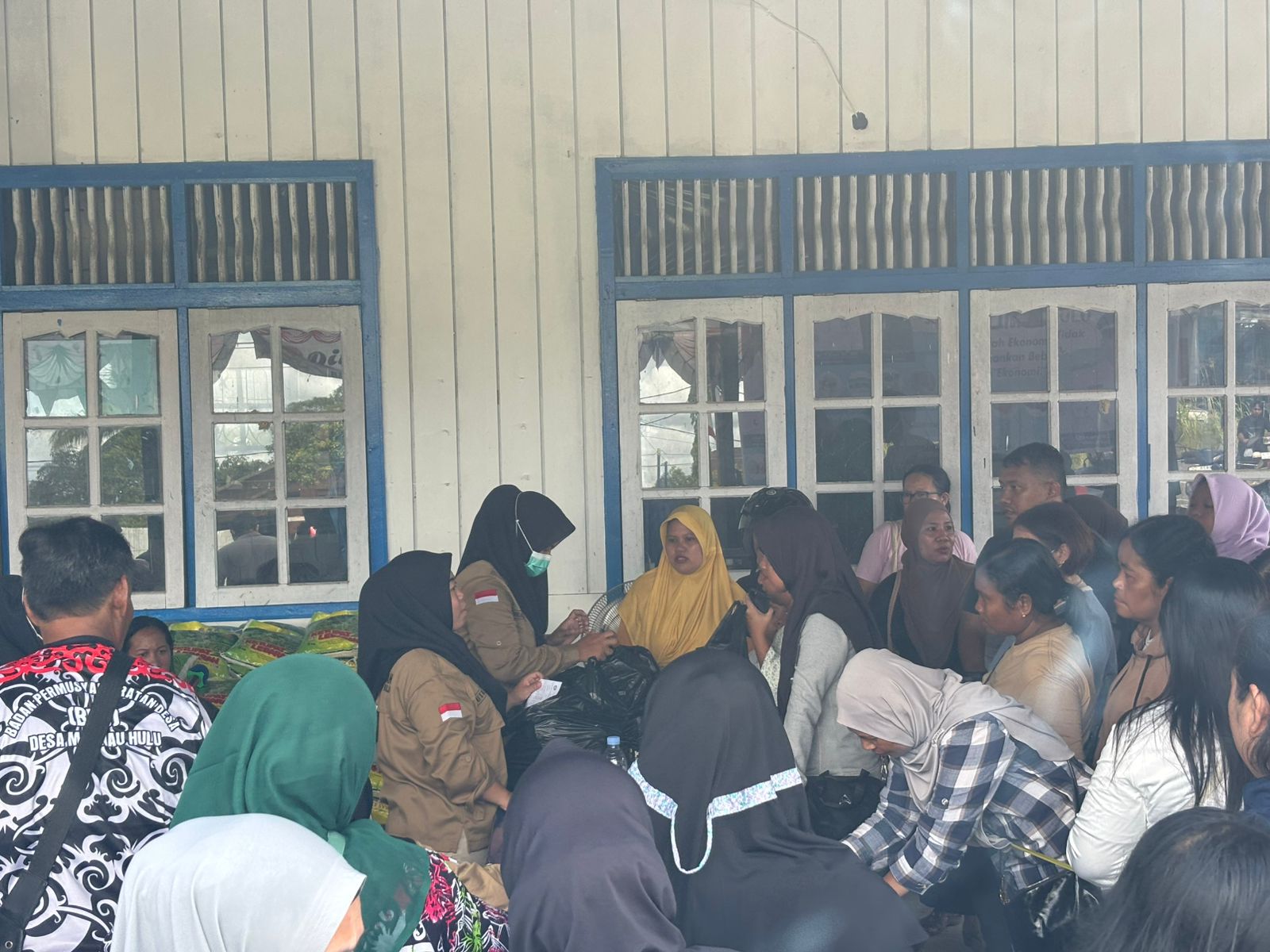 DIPA/RADAR TARAKAN MURAH: Pasar murah yang di padati warga untuk membeli komoditas dapur dengan harga murah