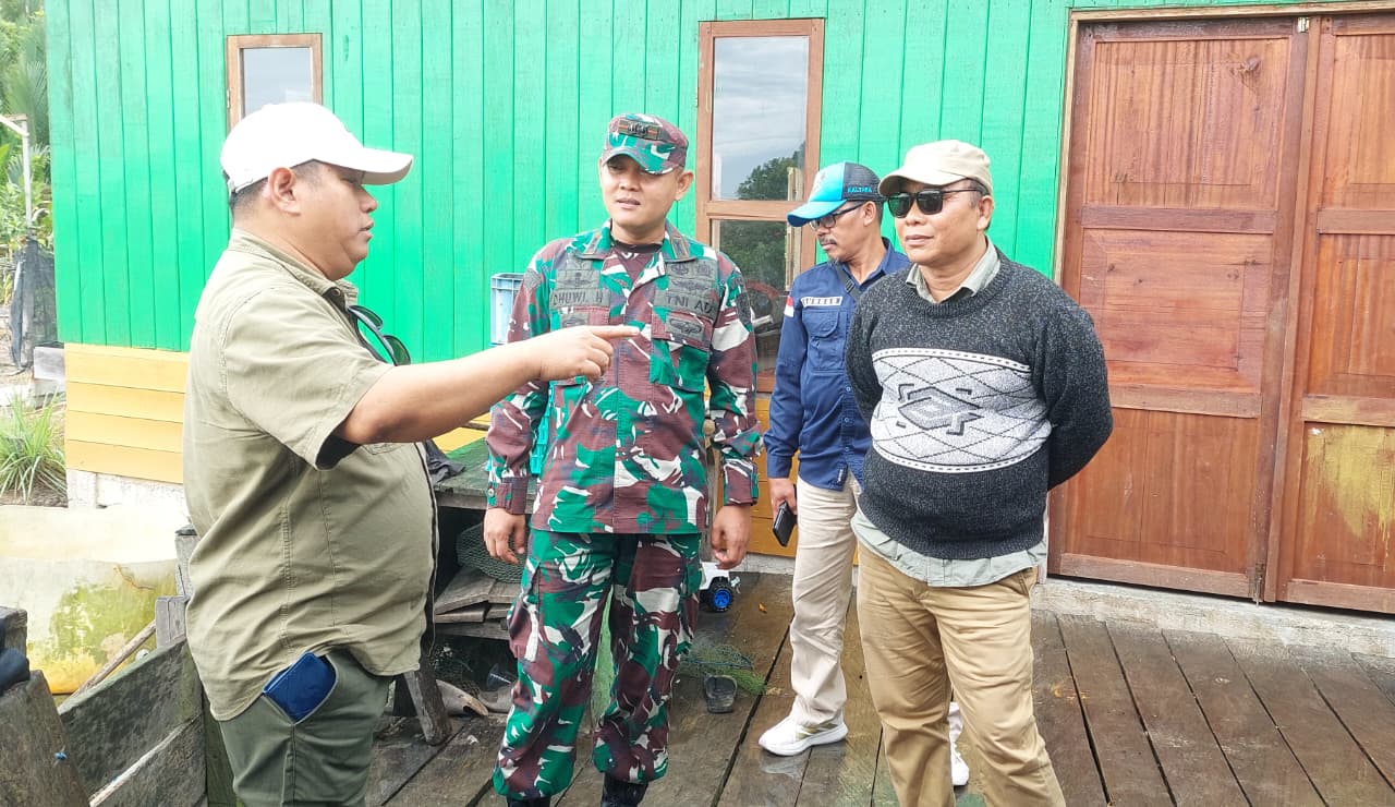 MONITORING : Tim gabungan saat melakukan monitoring di wilayah pesisir Tias