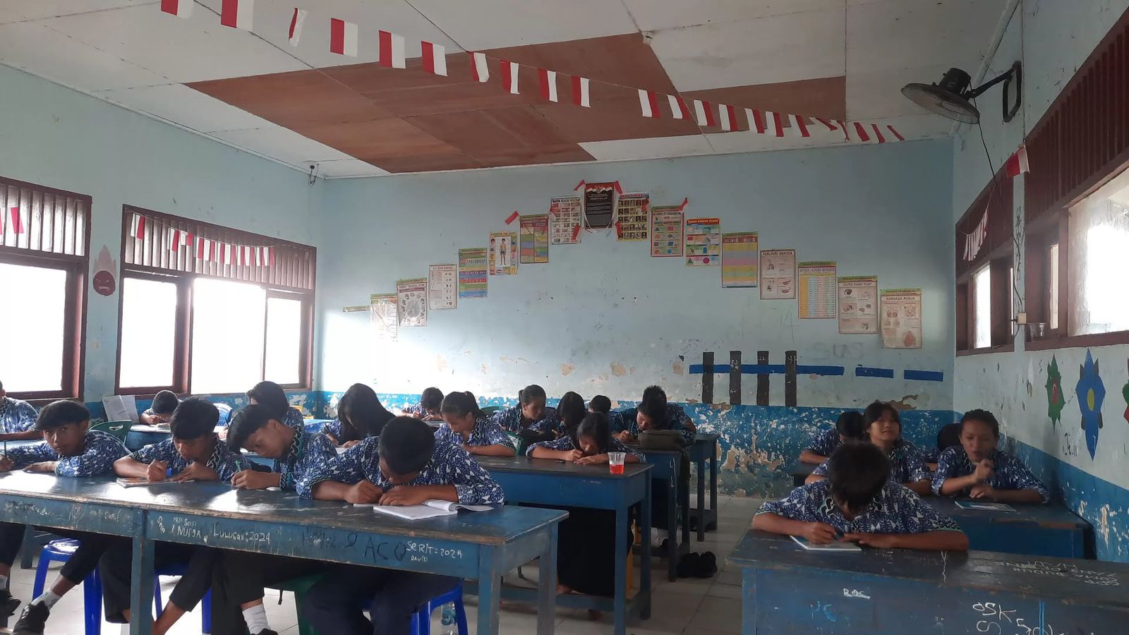 DIPA/RADAR TARAKAN LITERASI: Siswa-siwa SMPN 1 Malinau Utara sedang belajar didalam kelas