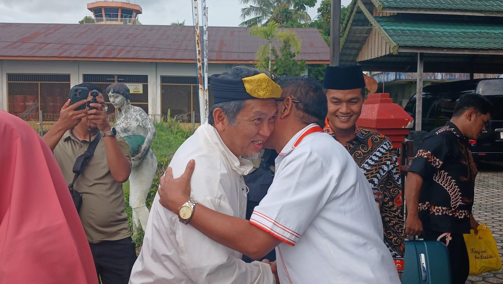 AGUS DIAN ZAKARIA/RADAR TARAKAN DISAMBUT: Anggota Badan Pengkajian MPR RI sekaligus Anggota DPR-RI Al Muzzammil Yusuf tiba di Tarakan