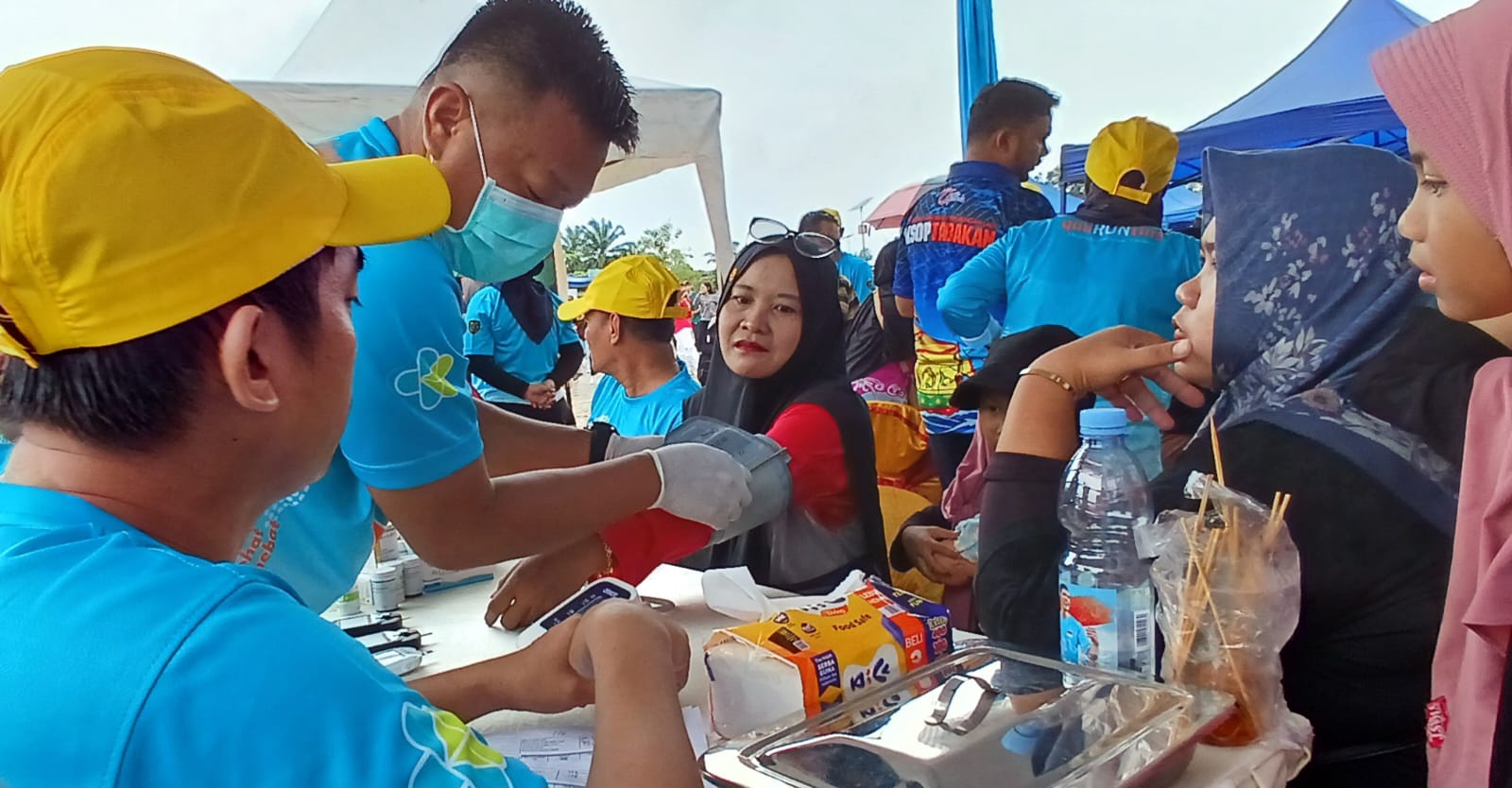 Cek Kesehatan: petugas kesehatan memeriksa kesehatan masyarakat pada HKN 61