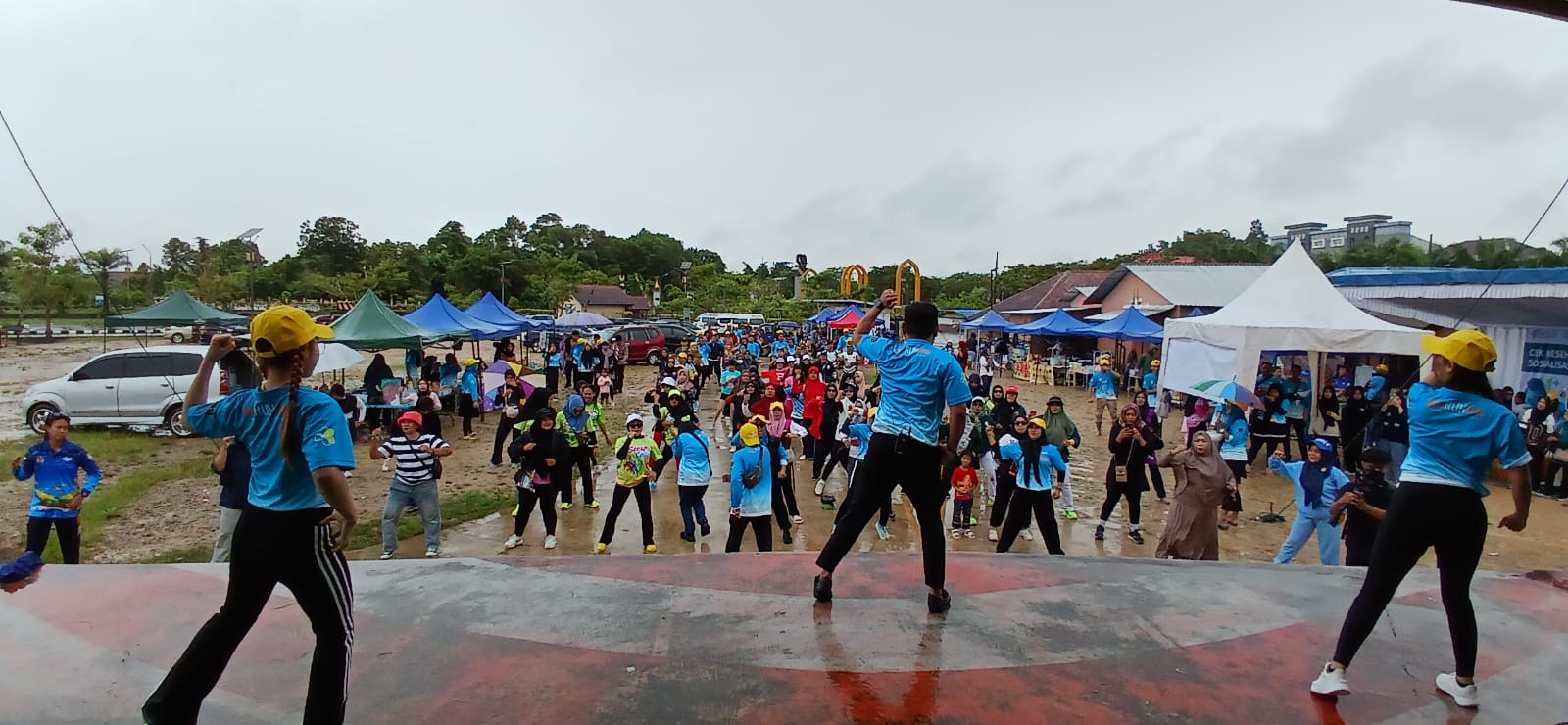 ratusan peserta mengikuti olahraga zumba