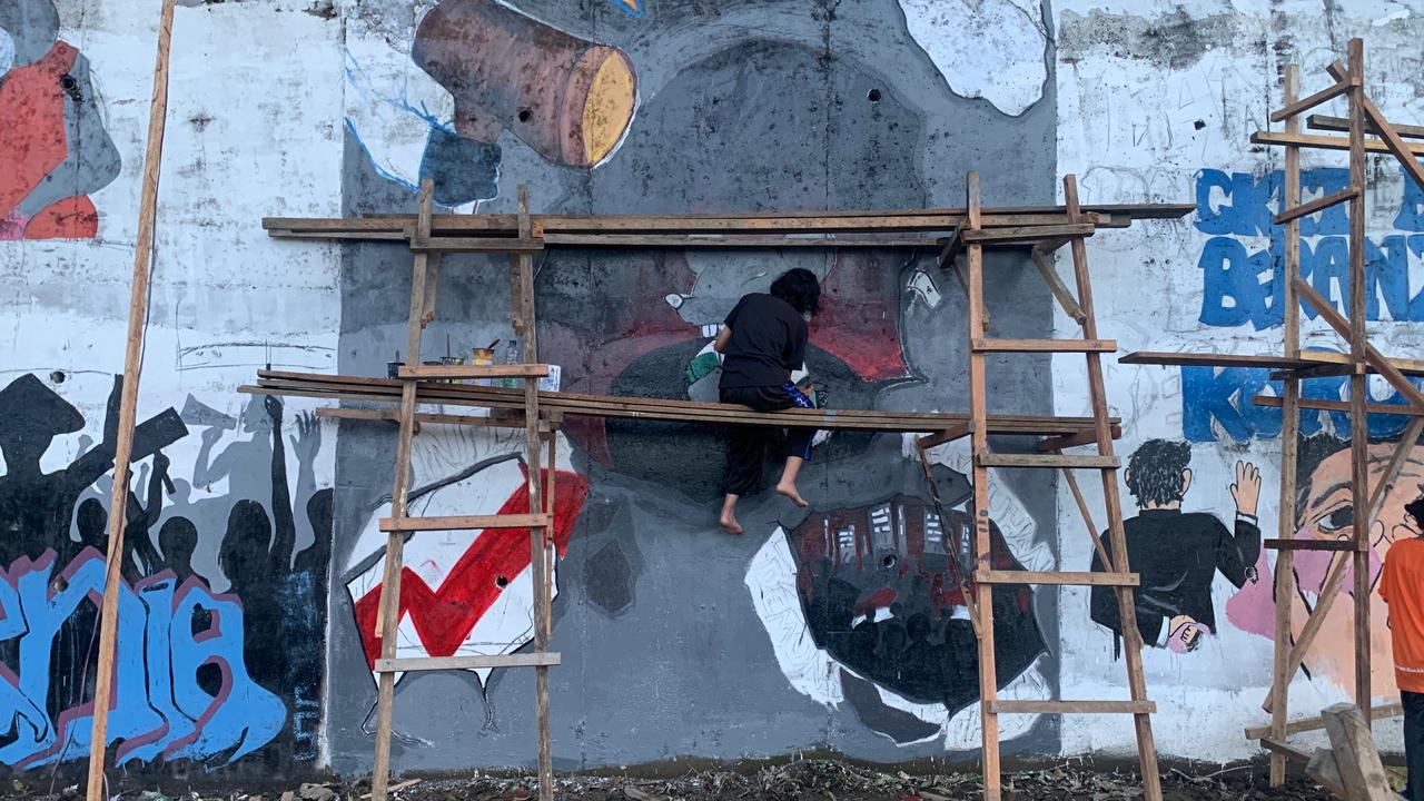 DIPA/RADAR TARAKAN MURAL: Tim SMAN 1 Malinau Kota tengah mengerjakan karya muralnya pada event Hari Anti Korupsi Dunia