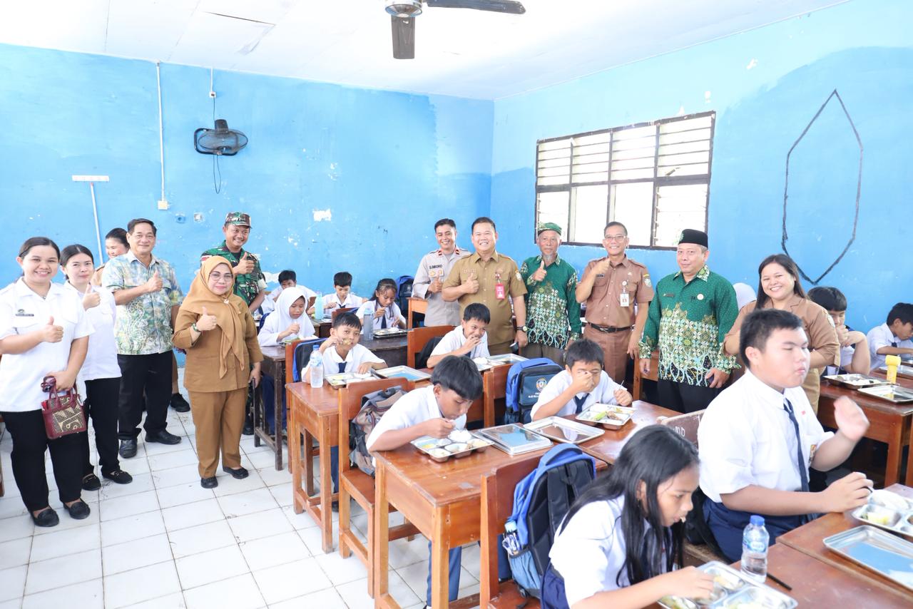 MBG: Sekda Ernes memantau langsung peluncuran MBG perdana di SMPN 2 Malinau FOTO:DIPA/RADAR TARAKAN