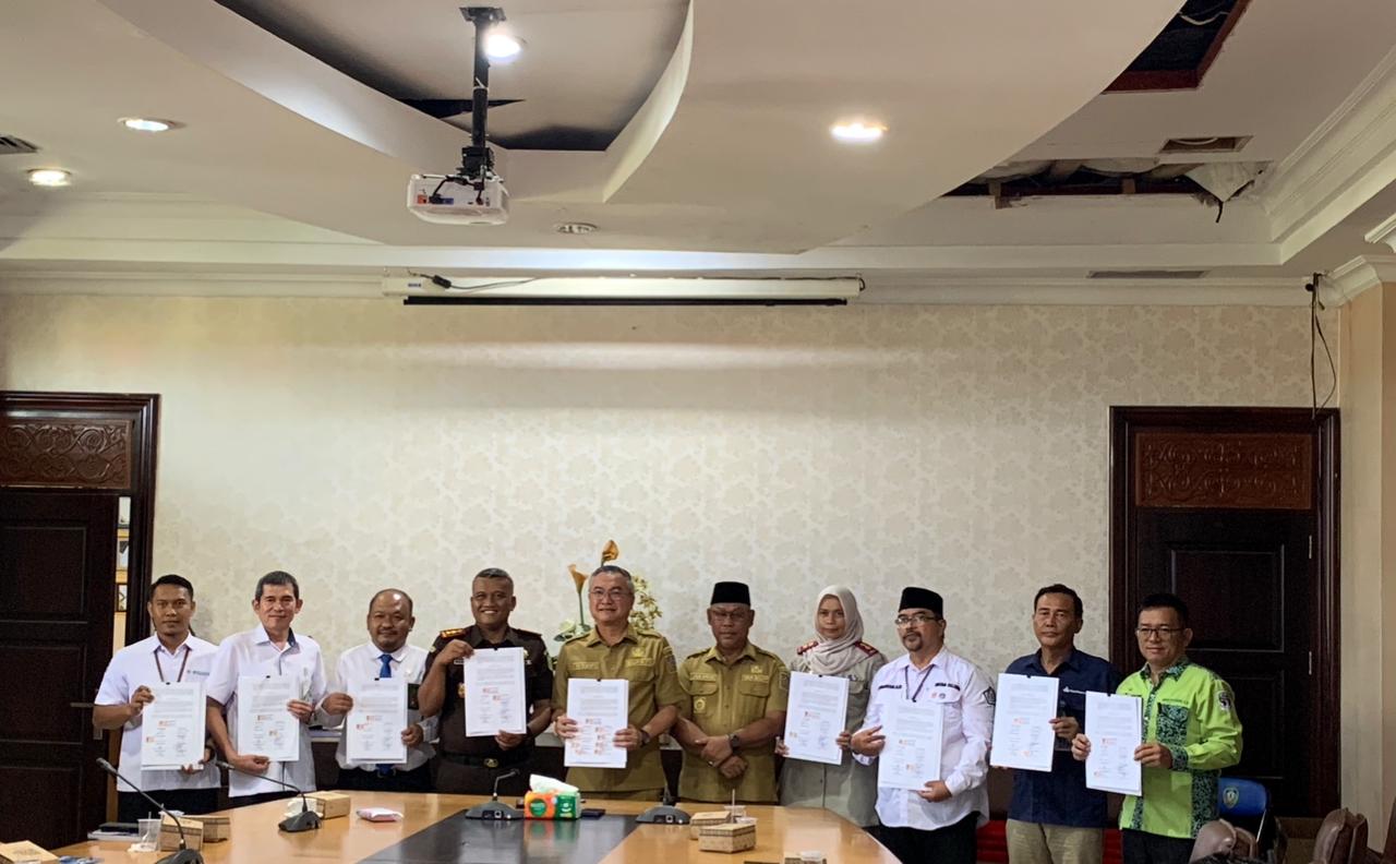 MPP: Bupati Malinau, Wempi W. Mawa saat menandatangani nota kesepakatan penyelenggaraan MPP Malinau SAGET FOTO:DIPA/RADAR TARAKAN