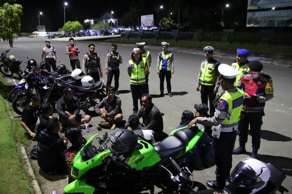 ANTISIPASI : Personel gabungan saat melakukan patroli di titik rawan balapan liar