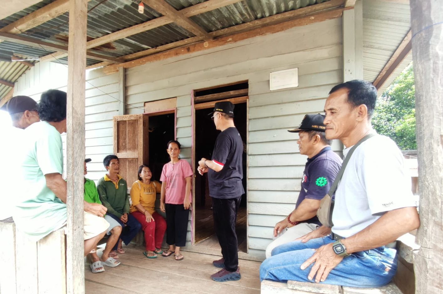 TINJAU: Bupati Malinau, Wempi W. Mawa saat meninjau langsung pemasangan stiker untuk rumah warga yang berstatus miskin FOTO:DIPA/RADAR TARAKAN
