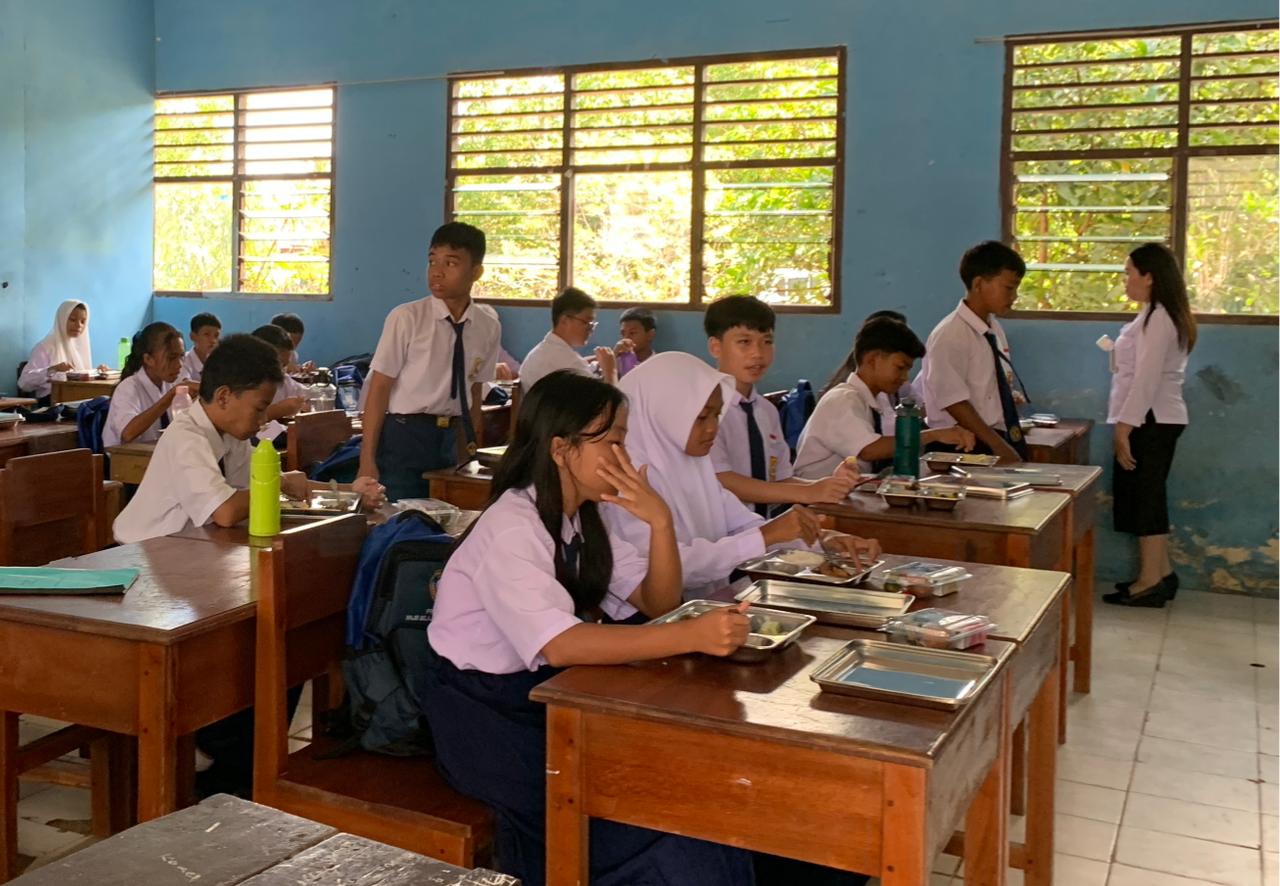 DIPA/RADAR TARAKAN MBG: Siswa-siwi SMPN 2 Malinau tengah menikmati Program MBG perdana di sekolahnya