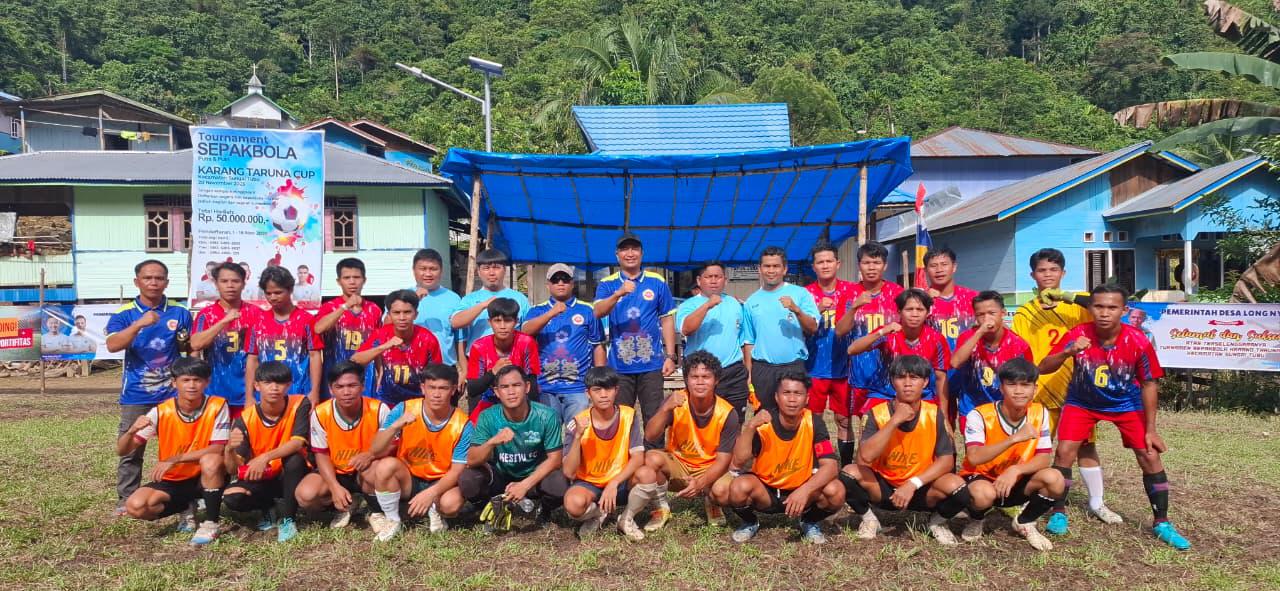 DIPA/RADAR TARAKAN EXTREM: Foto bersama kedua Tim Sepak Bola dari Sungai Tubu sebelum bertanding