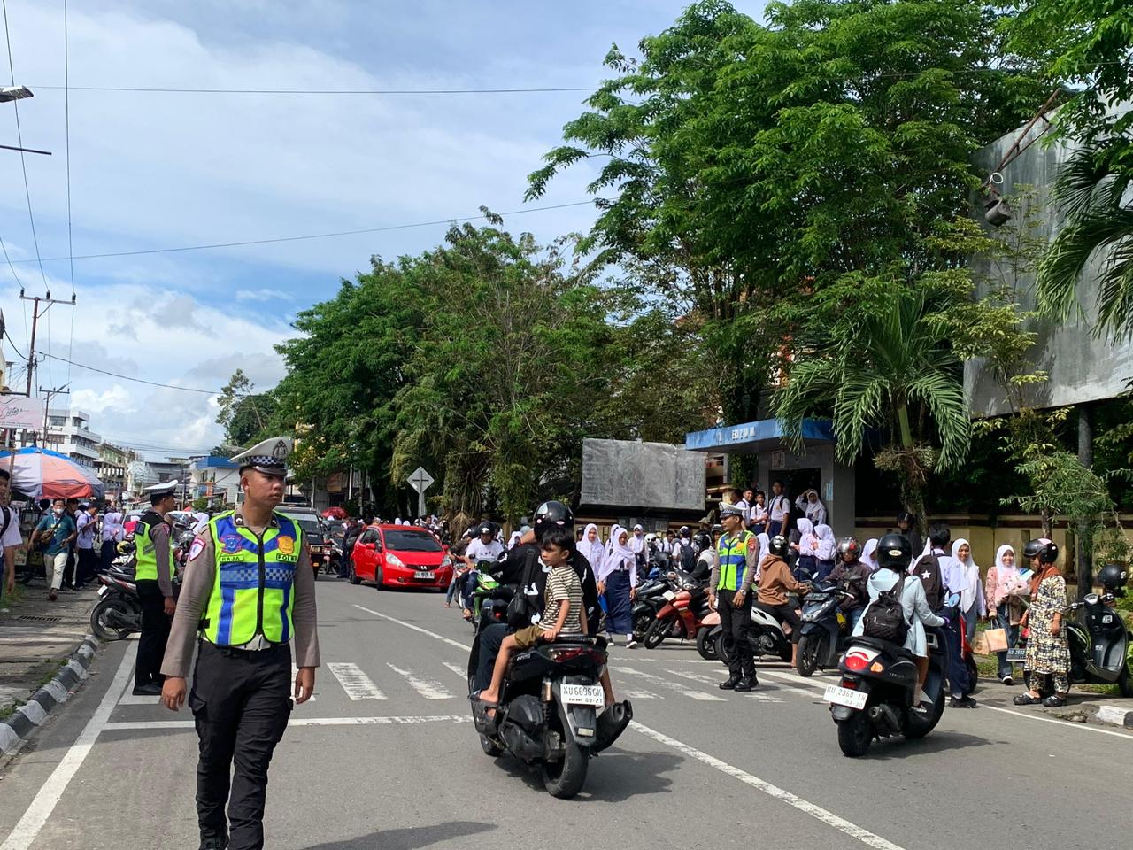 ELIAZAR/RADAR TARAKAN DITERTIBKAN: Satlantas Polres Tarakan menertibkan sejumlah pelajar yang kedapatan mengendarai sepeda motor tanpa izin dan tanpa kelengkapan berkendara