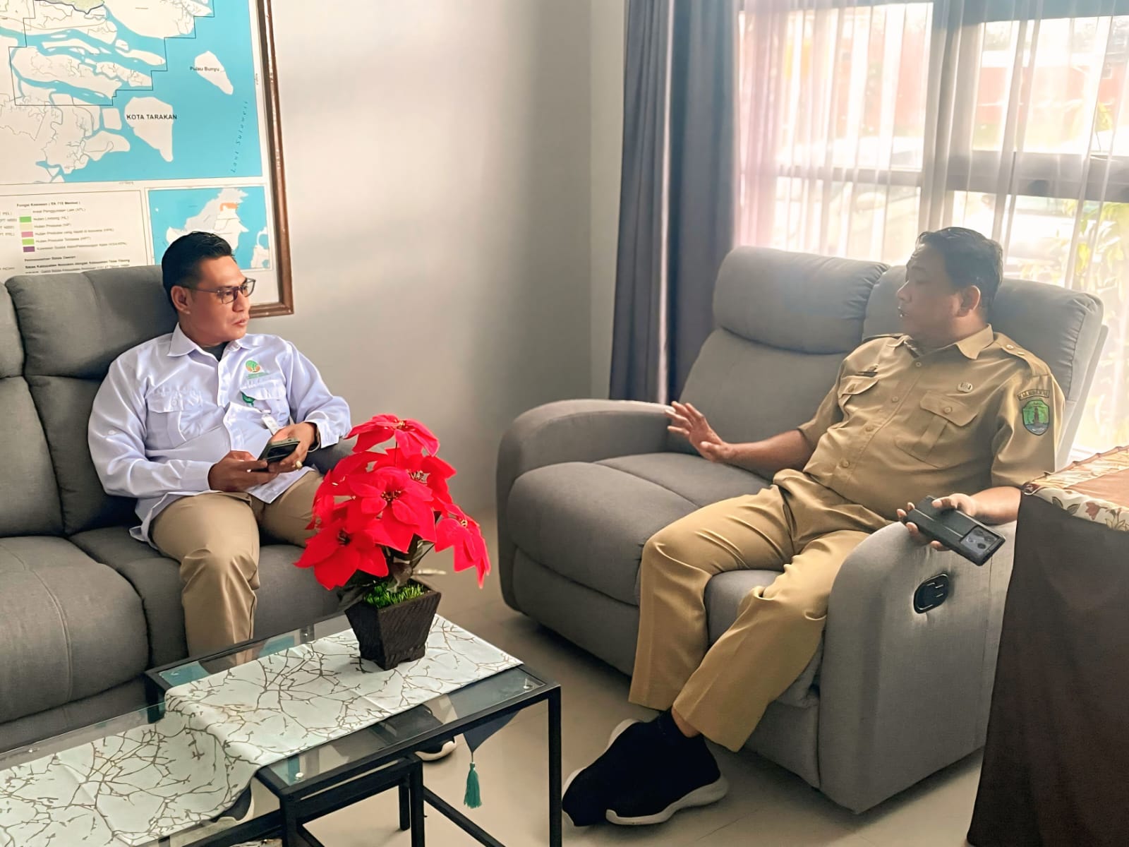 KOORDINASI: Hery Gunawan, Kepala Seksi Pengelolaan TN Wilayah I Long Bawan saat bertemu Plt. Kepala DPMPTSP Kabupaten Nunukan, Muhammad Firnanda