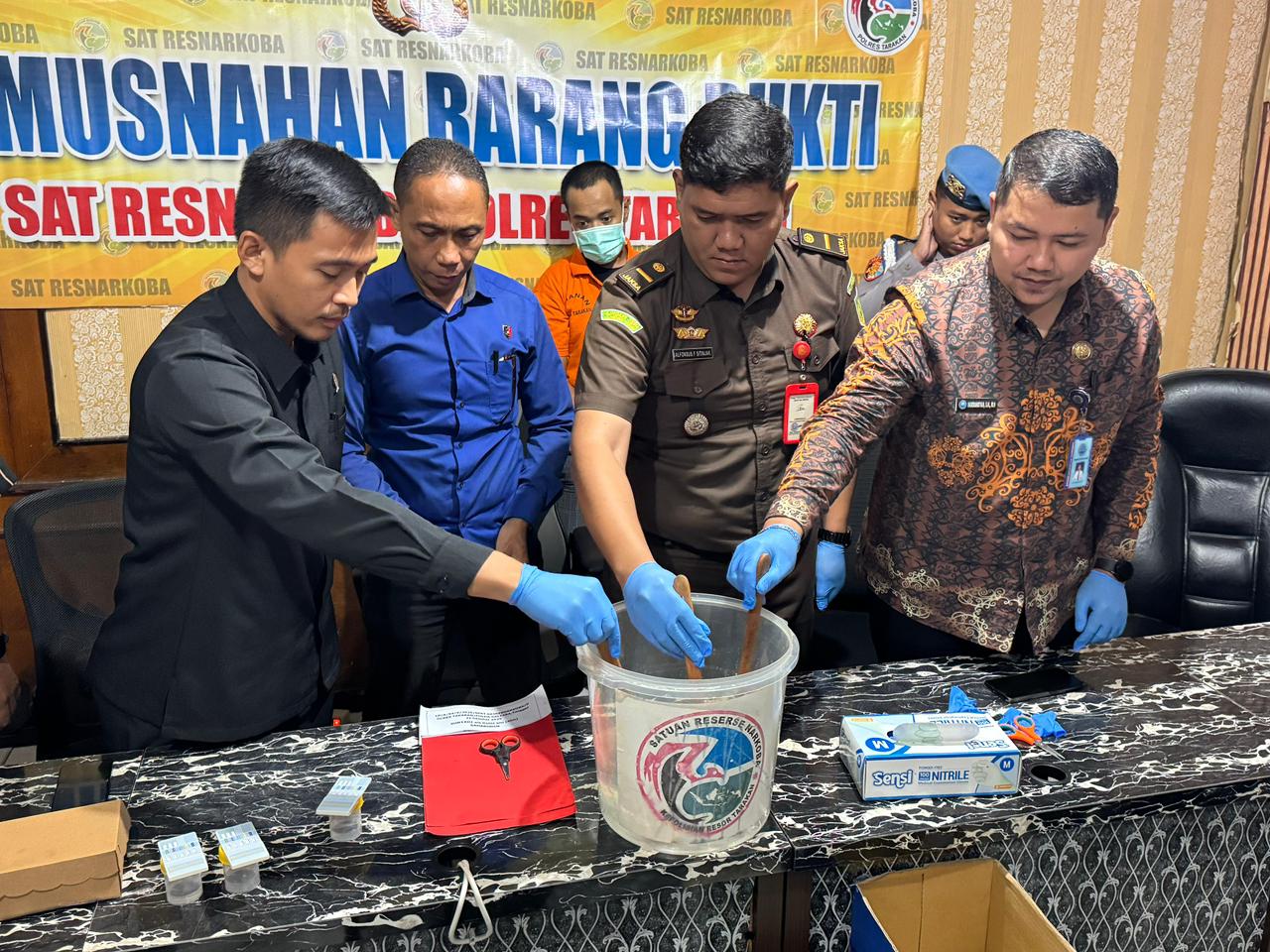 ELIAZAR/RADAR TARAKAN DIMUSNAHKAN: Barang bukti berupa narkotika jenis sabu seberat 25,95 Gram dimusnahkan Satresnarkoba Polres Tarakan