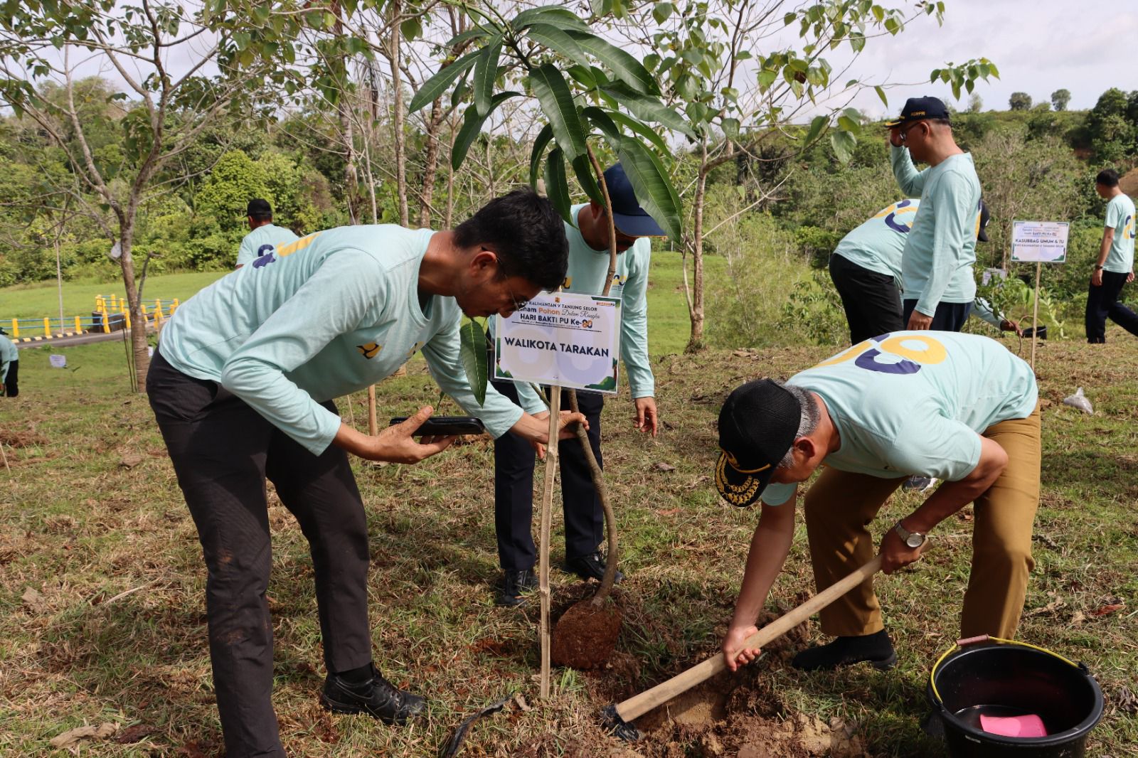 ELIAZAR/RADAR TARAKAN  PERINGATI : Dalam rangka memperingati Hari Bakti PU BWS V Kalimantan bersama instansi terkait melakukan penanaman 100 pohon
