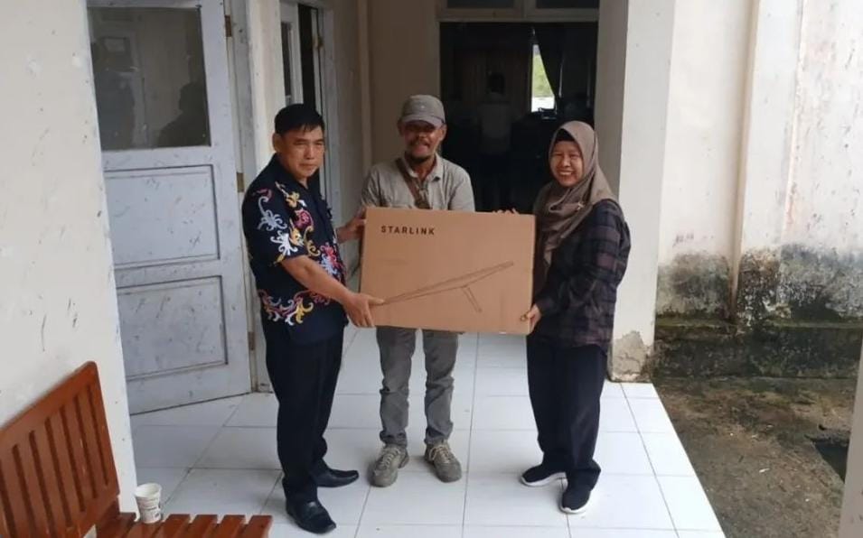 JARINGAN INTERNET : Kepala DKIP Bulungan menyerahkan perangkat Starlink