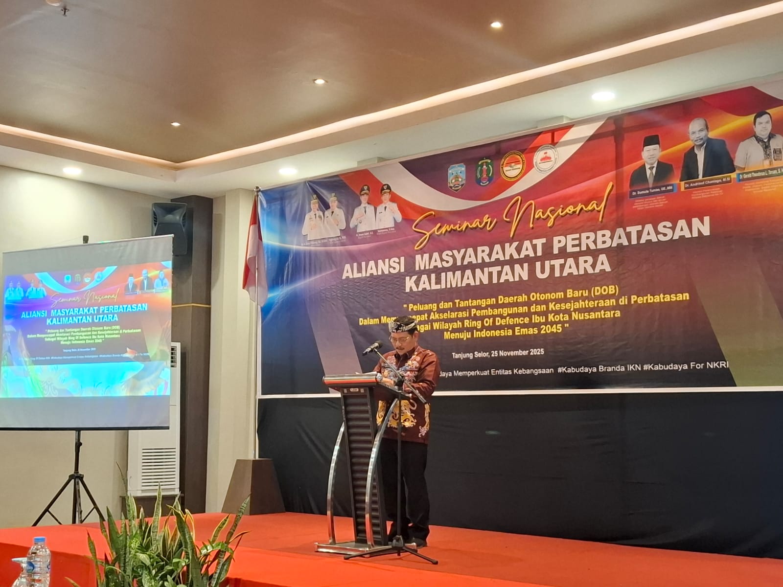 BERI SAMBUTAN : Wakil Bupati memberikan sambutan dalam pelaksanaan seminar nasional aliansi masyarakat perbatasan Kaltara
