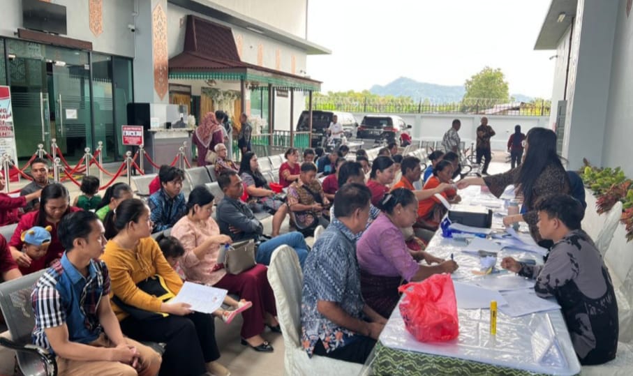 LEGALITAS: Puluhan WNI mengikuti pencatatan perkawinan dilaksanakan di halaman Kantor Konsulat RI Tawau, dan berlangsung selama empat hari, mulai 25 hingga 28 November 2025