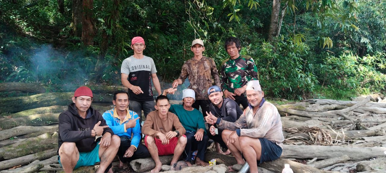 IST DITEMUKAN: Tim Pencari bersama Korban (kedua dari kiri dalam posisi duduk) saat di temukan dan dilakukan evakuasi