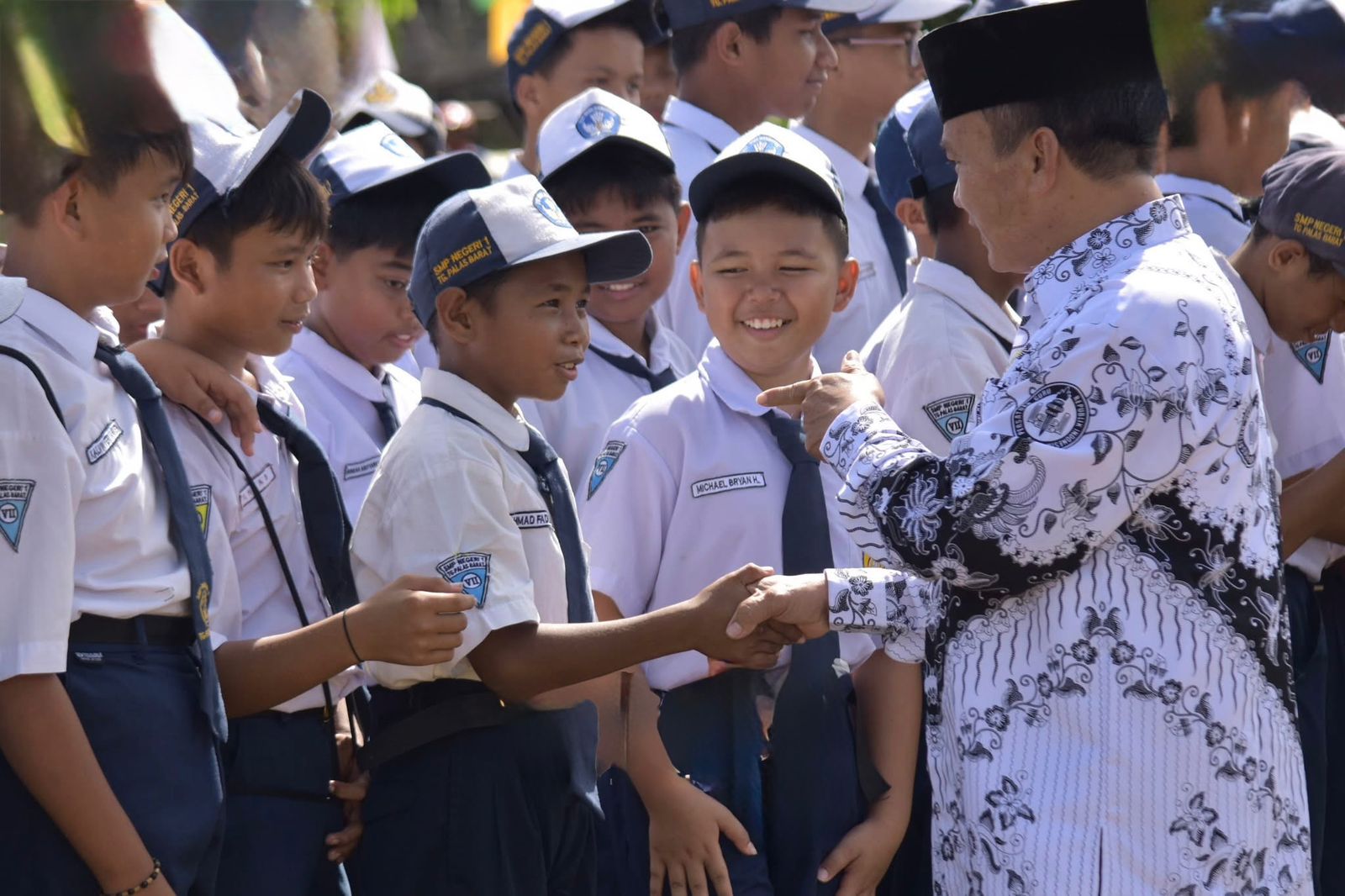 HUT PGRI : Wabup Bulungan, Kilat menyapa peserta upacara di sela-sela peringatan HUT PGRI Taslee/Radar Tarakan